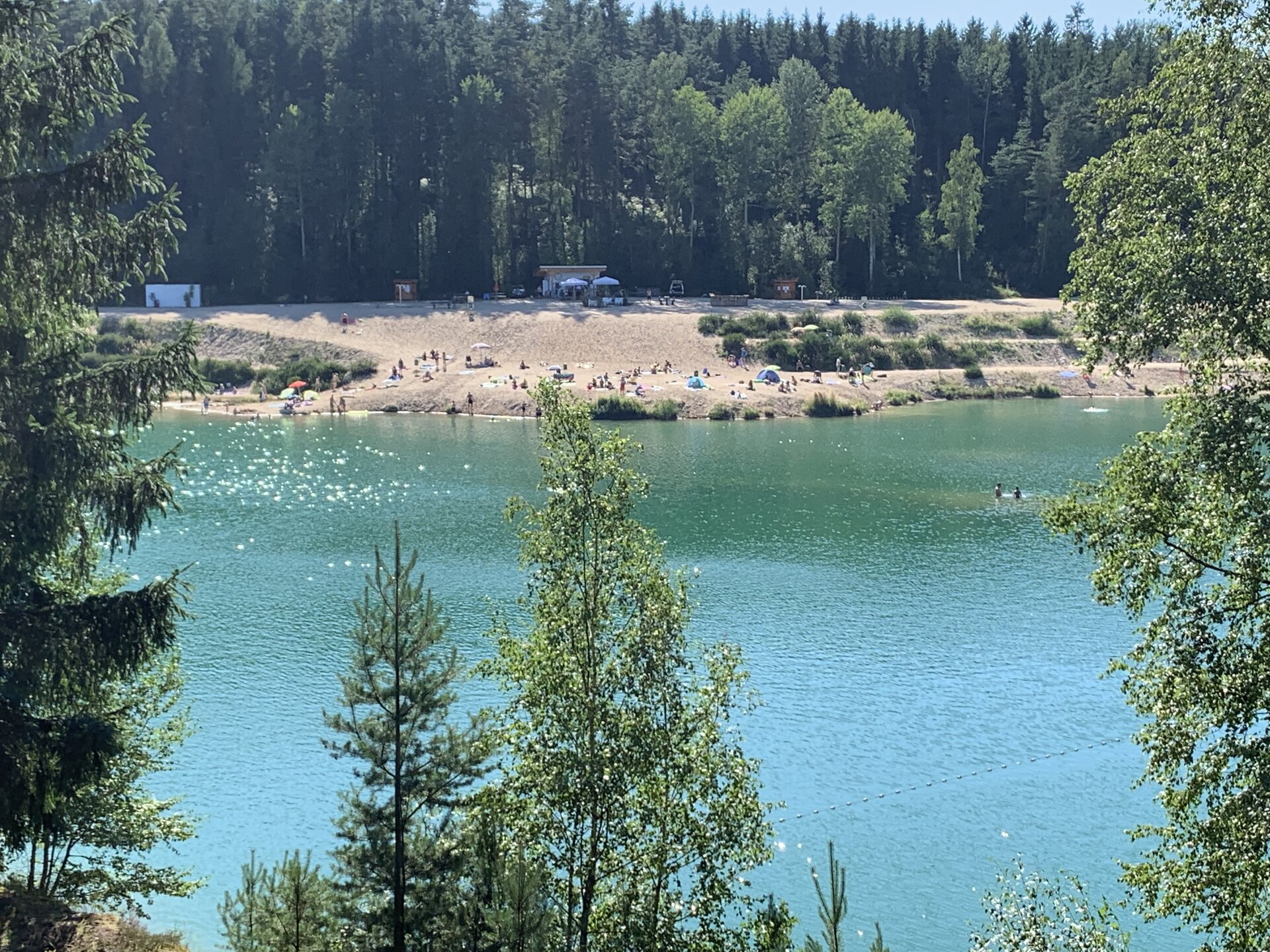 Sandstrand und Wasserfläche im Strandbad Gmünd